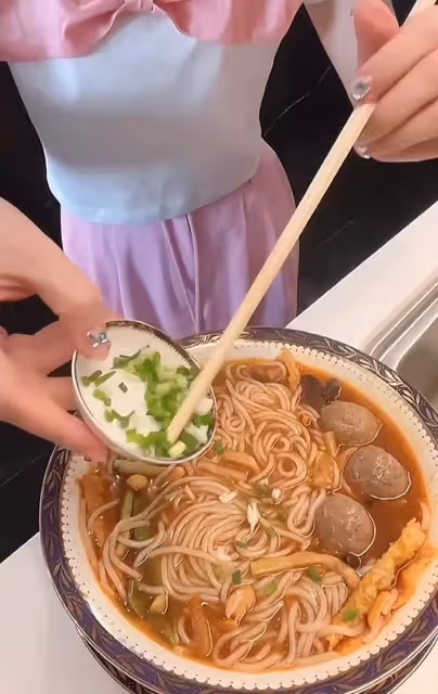 郭富城嬌妻方媛罕曬近況！豪宅內做美食，素顏出鏡皮膚白皙，一頭卷髪溫婉迷人，大口狂吃接地氣，加量蔥蒜好重口