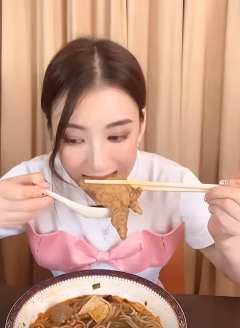 郭富城嬌妻方媛罕曬近況！豪宅內做美食，素顏出鏡皮膚白皙，一頭卷髪溫婉迷人，大口狂吃接地氣，加量蔥蒜好重口