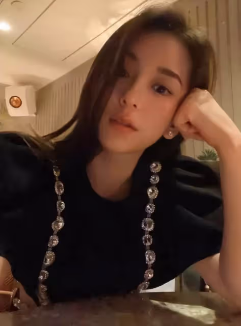 郭富城嬌妻方媛罕曬近況！豪宅內做美食，素顏出鏡皮膚白皙，一頭卷髪溫婉迷人，大口狂吃接地氣，加量蔥蒜好重口
