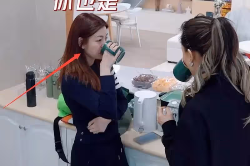 都說陳妍希顏值一般!看到她起床的素顏照,終於懂為何陳曉對她著迷