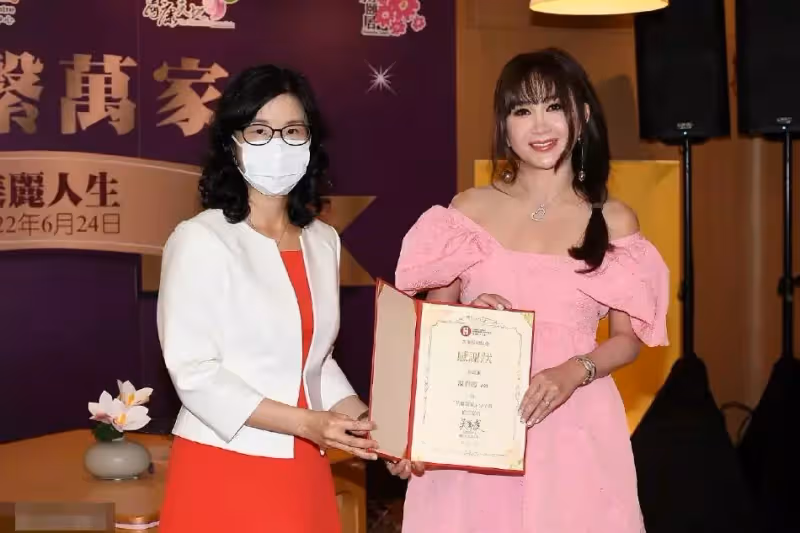 55歲溫碧霞「太敢穿」!穿泡泡袖小粉裙扎公主辮,皮膚白皙滿臉膠原蛋白不輸二八少女,網友:扮嫩成功