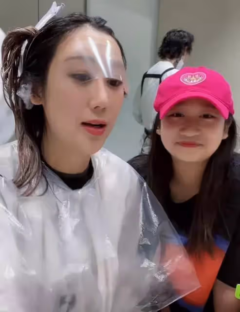 陳浩民嬌妻帶女兒外出!10歲雅薷身高一米六,穿38碼鞋體重破百,曾因長胖被當保姆