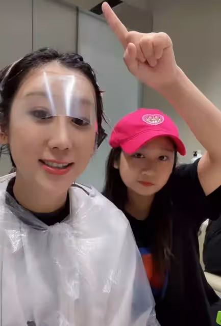 陳浩民嬌妻帶女兒外出!10歲雅薷身高一米六,穿38碼鞋體重破百,曾因長胖被當保姆