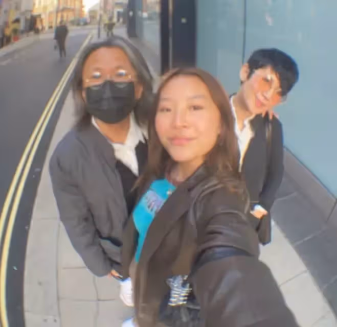 吳君如16歲女兒近照曝光!身材出眾氣質嫵媚,染髪穿開叉裙打扮成熟,顏值完美復刻陳可辛