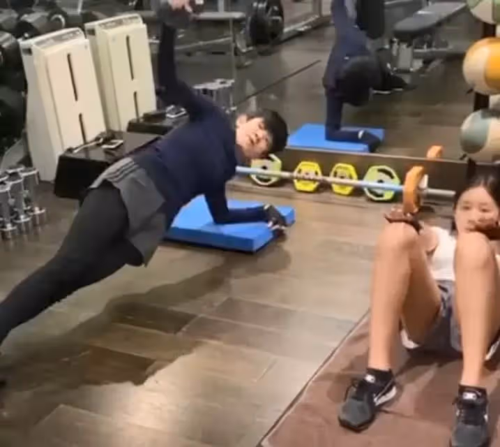吳君如16歲女兒近照曝光!身材出眾氣質嫵媚,染髪穿開叉裙打扮成熟,顏值完美復刻陳可辛