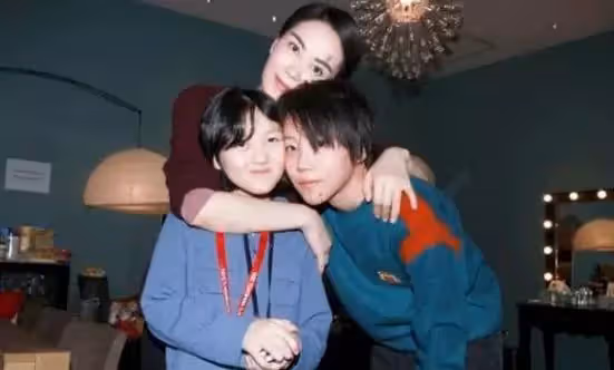 竇靖童下巴紋消失了,戴長款耳墜女人味爆棚,網友:王菲再也不用擔心了