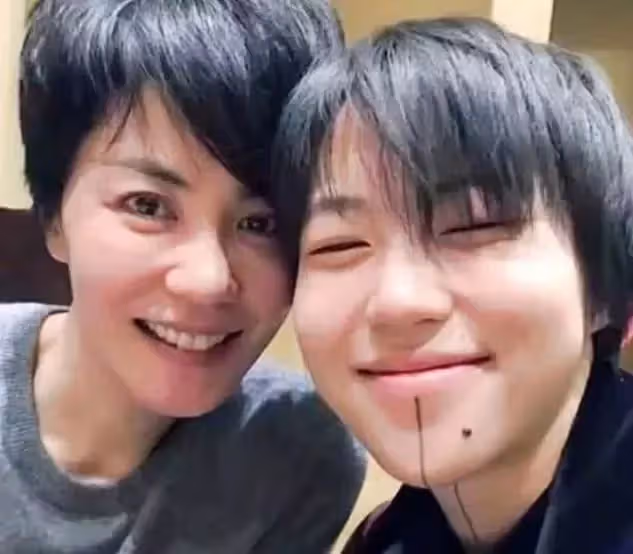 竇靖童下巴紋消失了,戴長款耳墜女人味爆棚,網友:王菲再也不用擔心了