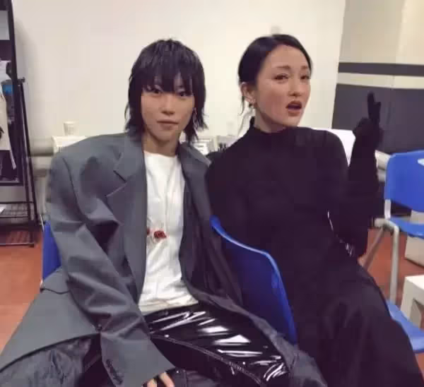 竇靖童下巴紋消失了,戴長款耳墜女人味爆棚,網友:王菲再也不用擔心了