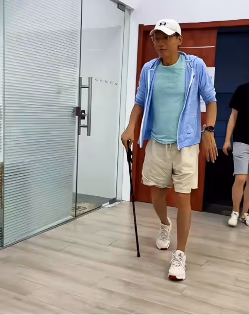 61歲林俊賢拄拐杖現身,身材瘦弱引擔憂,被網友贊比劉德華還帥氣
