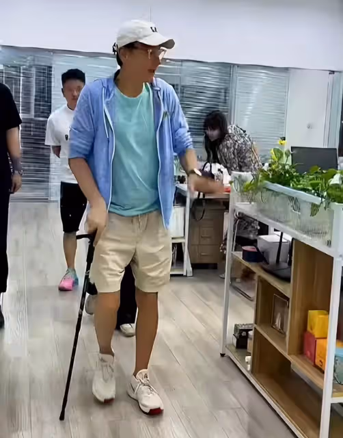 61歲林俊賢拄拐杖現身,身材瘦弱引擔憂,被網友贊比劉德華還帥氣