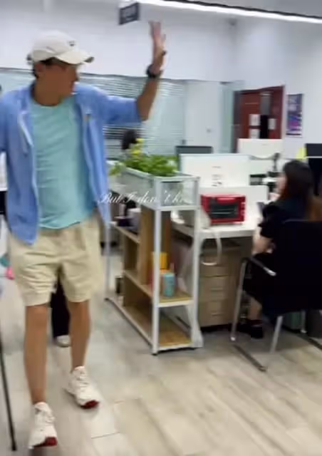 61歲林俊賢拄拐杖現身,身材瘦弱引擔憂,被網友贊比劉德華還帥氣