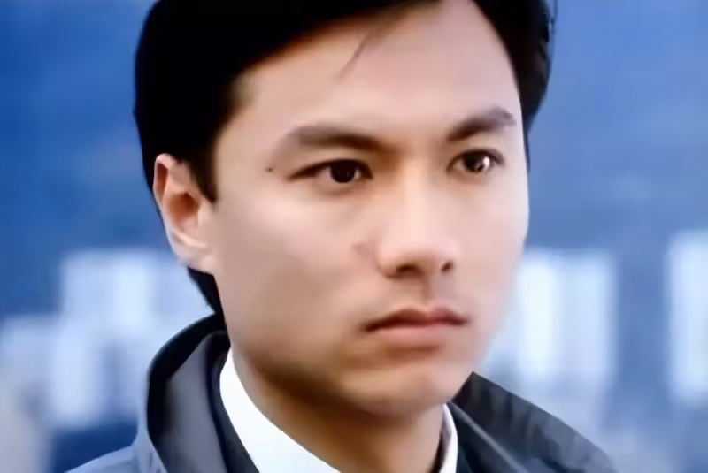 61歲林俊賢拄拐杖現身,身材瘦弱引擔憂,被網友贊比劉德華還帥氣