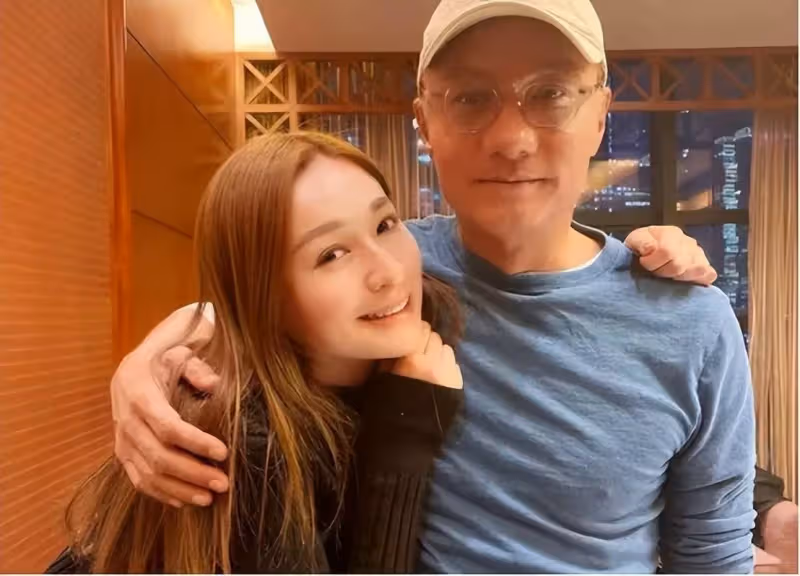 61歲林俊賢拄拐杖現身,身材瘦弱引擔憂,被網友贊比劉德華還帥氣