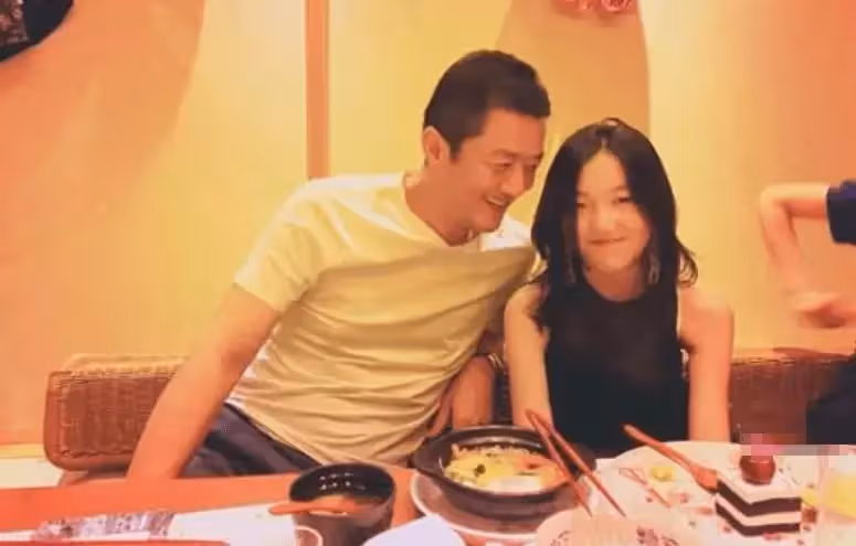 都是親生女兒,王菲為爭奪竇靖童放棄李嫣,背後有何苦衷?