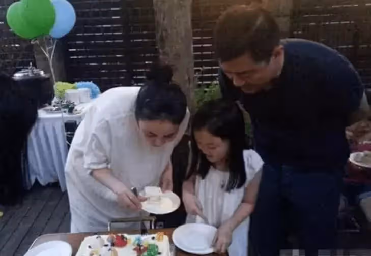 都是親生女兒,王菲為爭奪竇靖童放棄李嫣,背後有何苦衷?