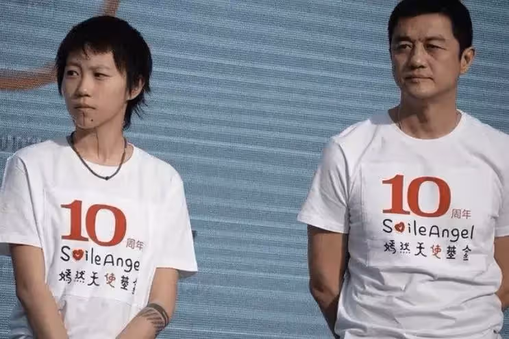 都是親生女兒,王菲為爭奪竇靖童放棄李嫣,背後有何苦衷?