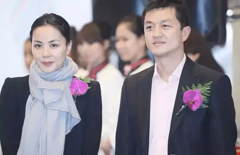 都是親生女兒,王菲為爭奪竇靖童放棄李嫣,背後有何苦衷?