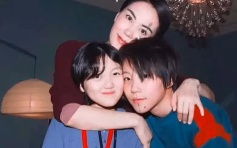 都是親生女兒,王菲為爭奪竇靖童放棄李嫣,背後有何苦衷?