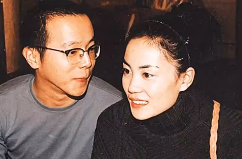 都是親生女兒,王菲為爭奪竇靖童放棄李嫣,背後有何苦衷?