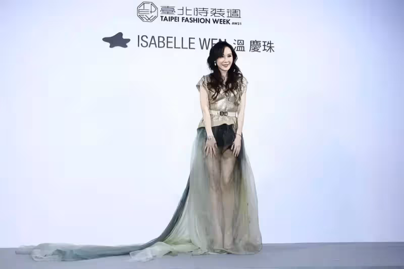 別看蕭薔年紀大了,但為了美真挺拼的,下面穿著透紗的真顯身材