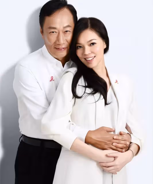 鴻海老闆娘曬近照,47歲穿短裙大秀美腿,渴望和71歲老公生4胎