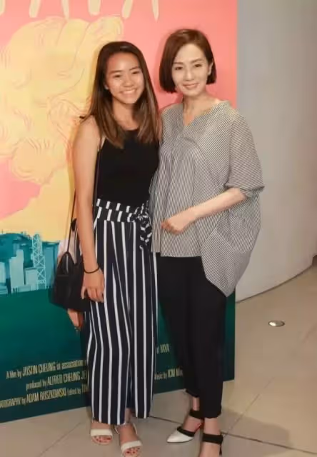 可惜了毛舜筠的基因,女兒沒有遺傳美貌,極簡搭配卻隨性顯時髦,氣質與62歲媽媽相差甚遠