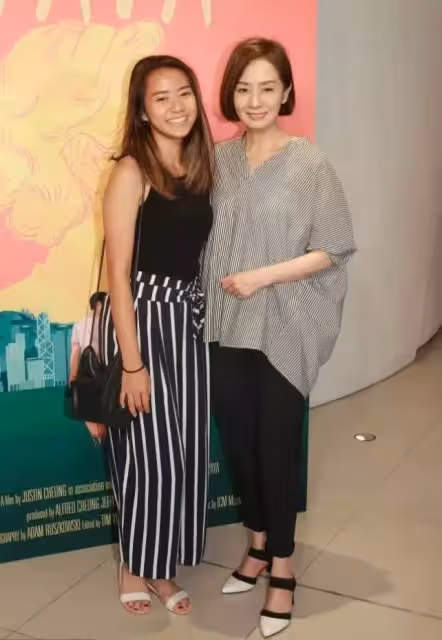 可惜了毛舜筠的基因,女兒沒有遺傳美貌,極簡搭配卻隨性顯時髦,氣質與62歲媽媽相差甚遠