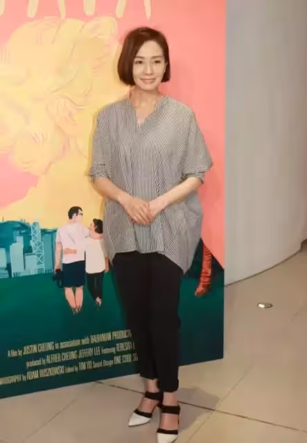 可惜了毛舜筠的基因,女兒沒有遺傳美貌,極簡搭配卻隨性顯時髦,氣質與62歲媽媽相差甚遠