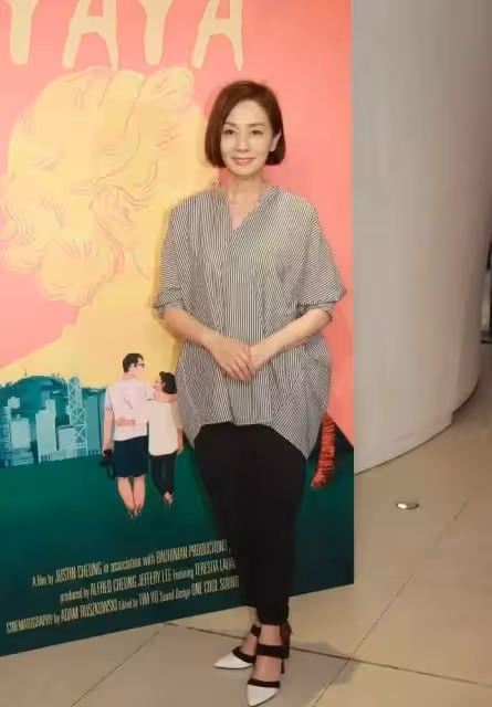 可惜了毛舜筠的基因,女兒沒有遺傳美貌,極簡搭配卻隨性顯時髦,氣質與62歲媽媽相差甚遠