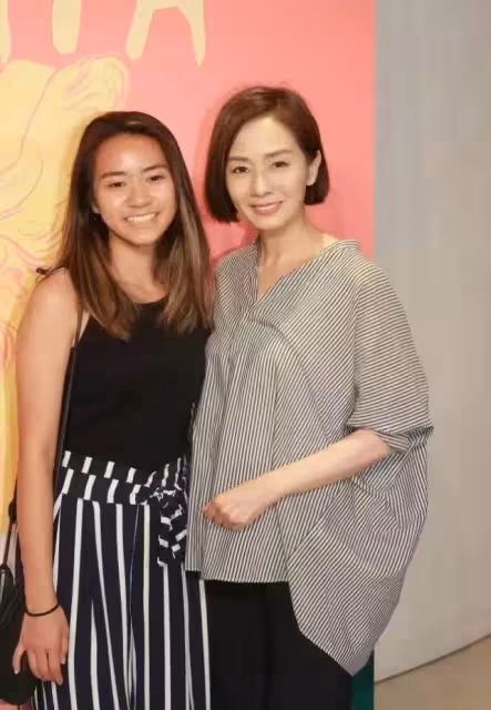 可惜了毛舜筠的基因,女兒沒有遺傳美貌,極簡搭配卻隨性顯時髦,氣質與62歲媽媽相差甚遠