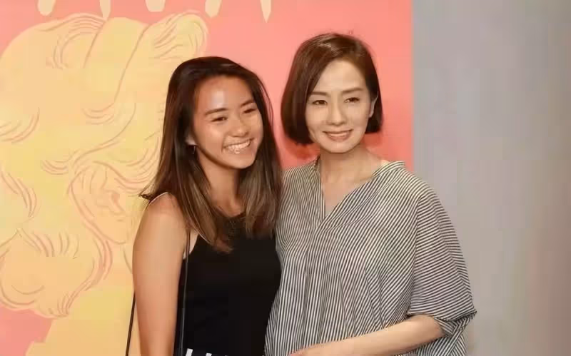 可惜了毛舜筠的基因,女兒沒有遺傳美貌,極簡搭配卻隨性顯時髦,氣質與62歲媽媽相差甚遠