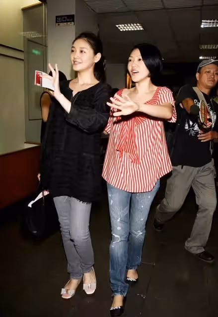 大小S姐妹合體「看出差距」,同穿牛仔風格卻大不同,大S氣質完勝