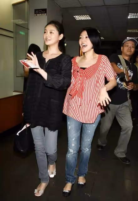 大小S姐妹合體「看出差距」,同穿牛仔風格卻大不同,大S氣質完勝