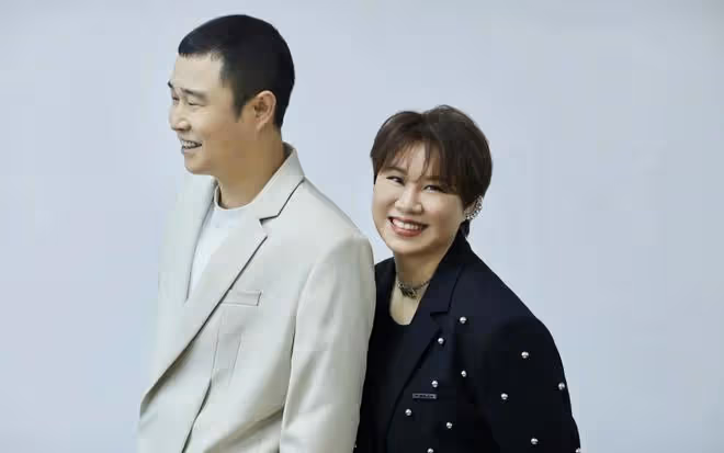 小瀋陽發文慶祝與妻子結婚18年,女兒模樣大變,貼心送祝福卡片