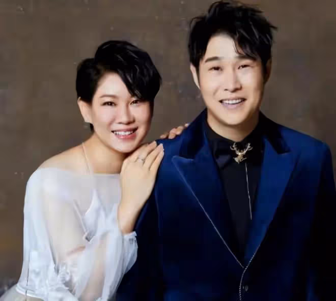 小瀋陽發文慶祝與妻子結婚18年,女兒模樣大變,貼心送祝福卡片