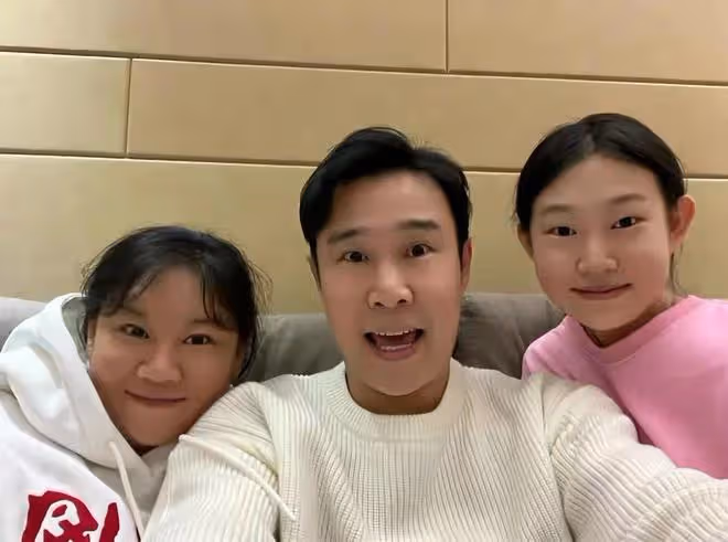 小瀋陽發文慶祝與妻子結婚18年,女兒模樣大變,貼心送祝福卡片