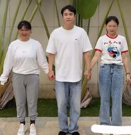 小瀋陽發文慶祝與妻子結婚18年,女兒模樣大變,貼心送祝福卡片