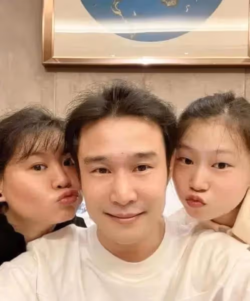 小瀋陽發文慶祝與妻子結婚18年,女兒模樣大變,貼心送祝福卡片