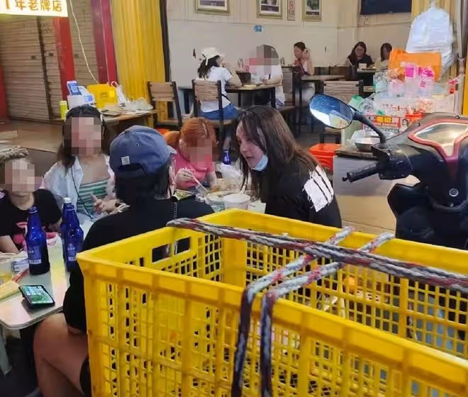 35歲尹正坐路邊吃大排檔，不修邊幅樸素到不敢認，疑又喝醉臉通紅