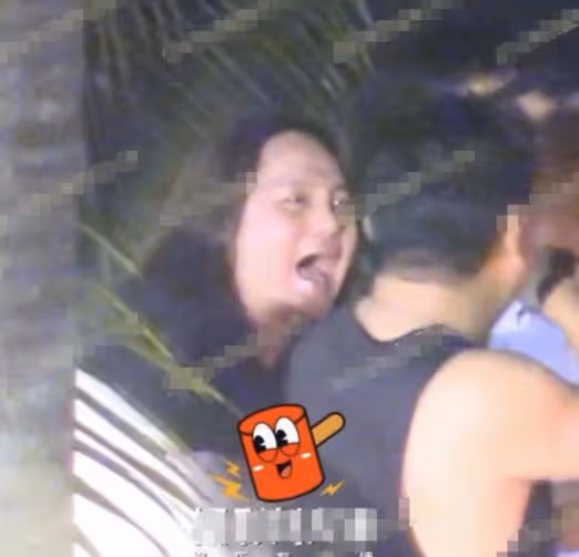 35歲尹正坐路邊吃大排檔，不修邊幅樸素到不敢認，疑又喝醉臉通紅