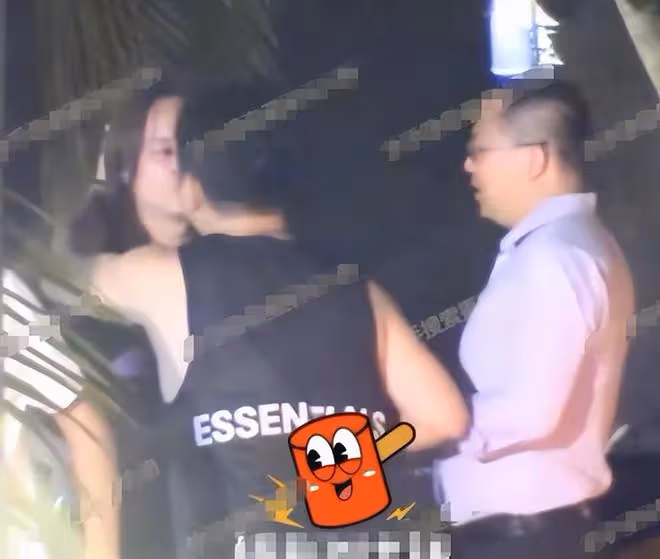 35歲尹正坐路邊吃大排檔，不修邊幅樸素到不敢認，疑又喝醉臉通紅