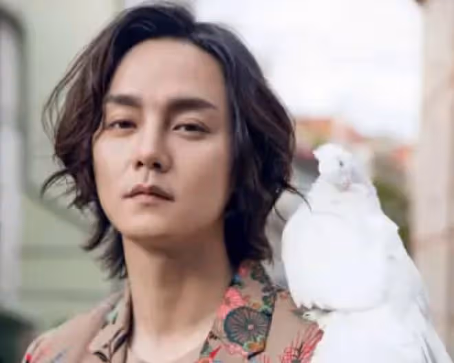 35歲尹正坐路邊吃大排檔，不修邊幅樸素到不敢認，疑又喝醉臉通紅
