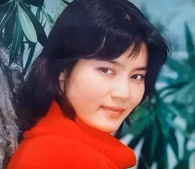 潘虹：當眾拒絕朱軍的表白，公然喊話思念前夫，離婚36年至今單身