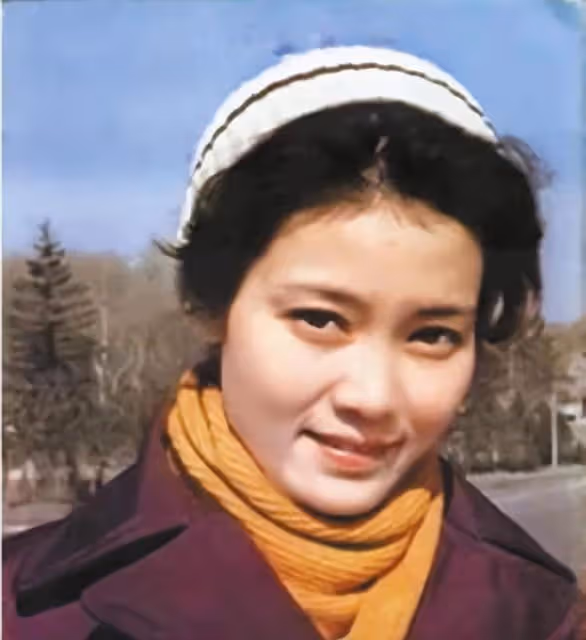 潘虹：當眾拒絕朱軍的表白，公然喊話思念前夫，離婚36年至今單身