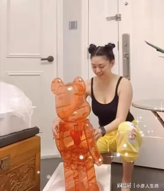 廖碧兒穿弔帶秀身材，大曬奢侈品玩具，美顏過度網友直呼認不出