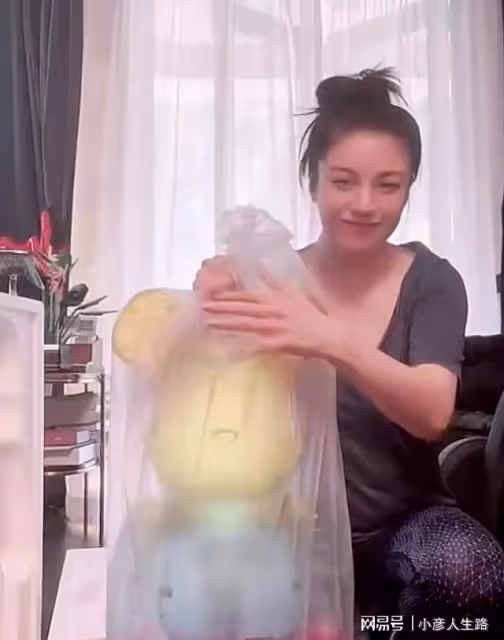 廖碧兒穿弔帶秀身材，大曬奢侈品玩具，美顏過度網友直呼認不出