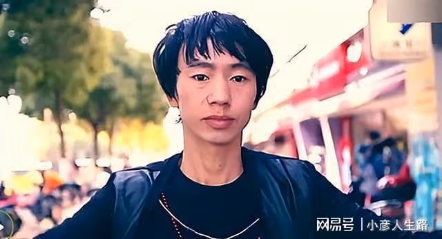 龐麥郎：靠一首歌走紅，後卻成了農村酒席歌手，觀眾沒保安多
