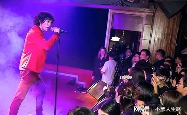 龐麥郎：靠一首歌走紅，後卻成了農村酒席歌手，觀眾沒保安多