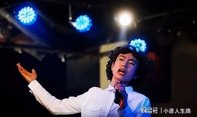 龐麥郎：靠一首歌走紅，後卻成了農村酒席歌手，觀眾沒保安多