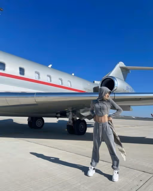 25歲的Lisa 擁有驚人財富，傳聞買了私人飛機